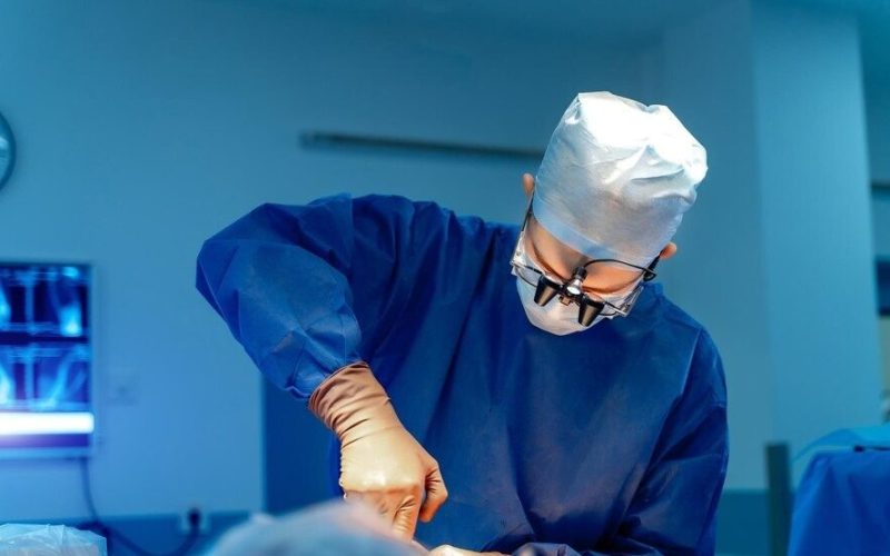 adult-concentrated-doctor-unifor